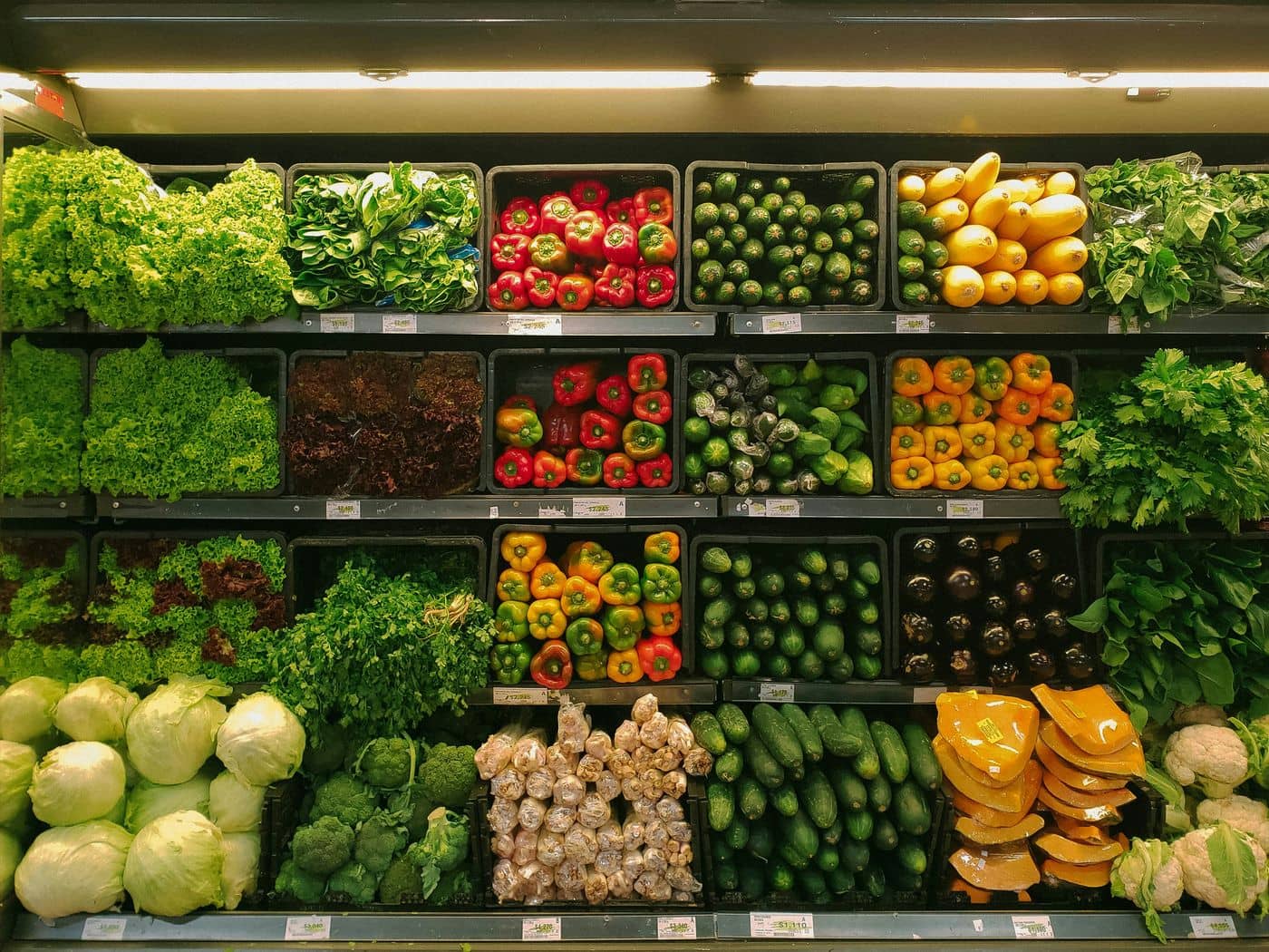 Palés de fruta fresca refrigerada en un almacén logístico