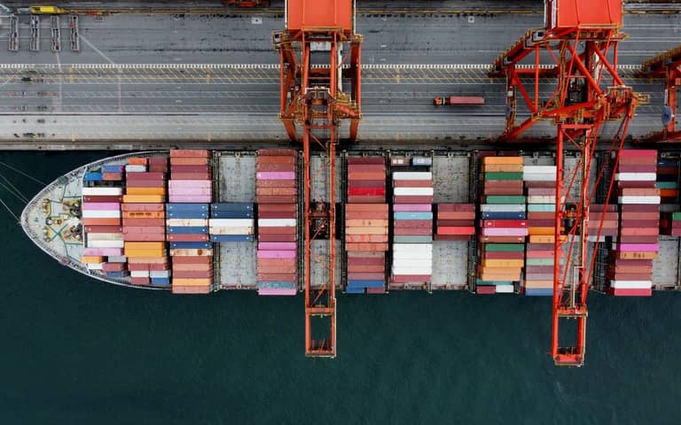 Buque portacontenedores cargando en puerto, vista aérea