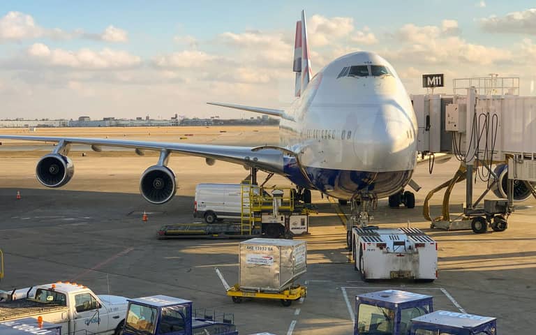Avión de carga en la terminal, con la mercancía preparada a pie de pista